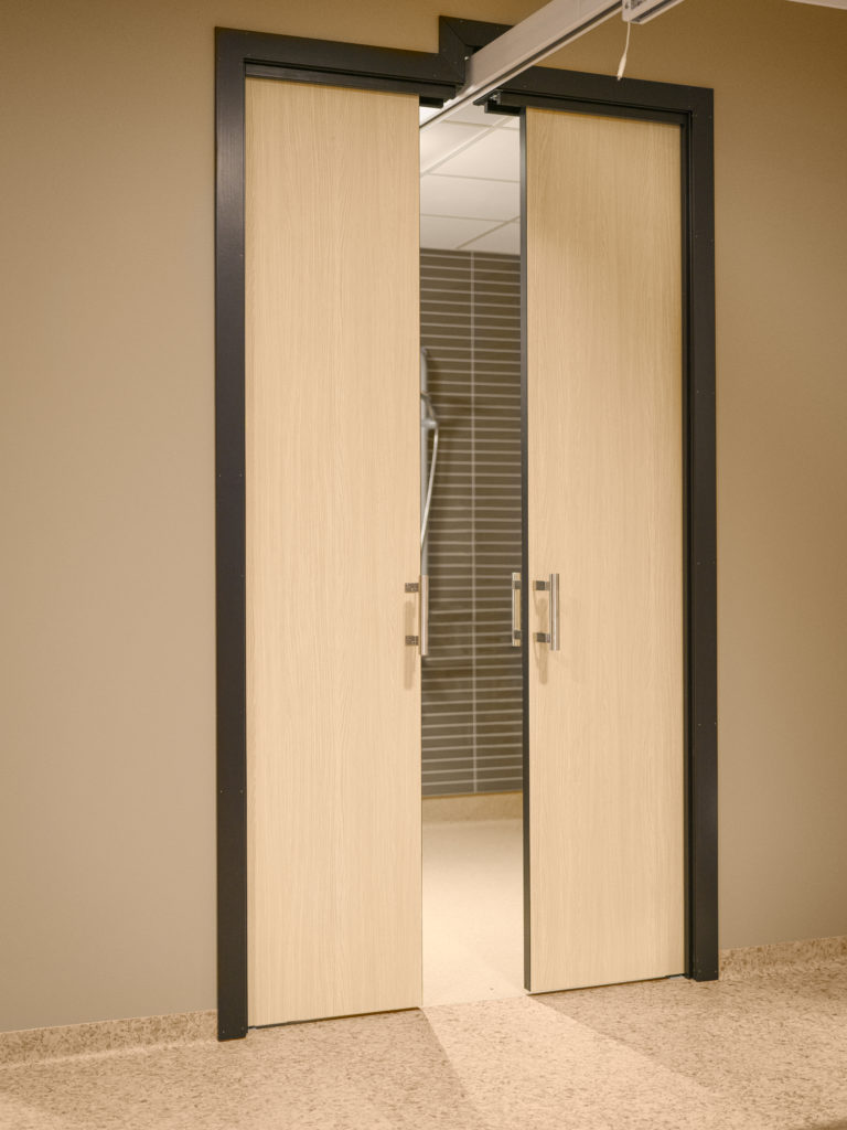 Tofloyet-skyvedor-med-sengeheis.pasientheis.-Hurum-Helsehus-verdens-mest-miljovennlige-helsehus-768x1024