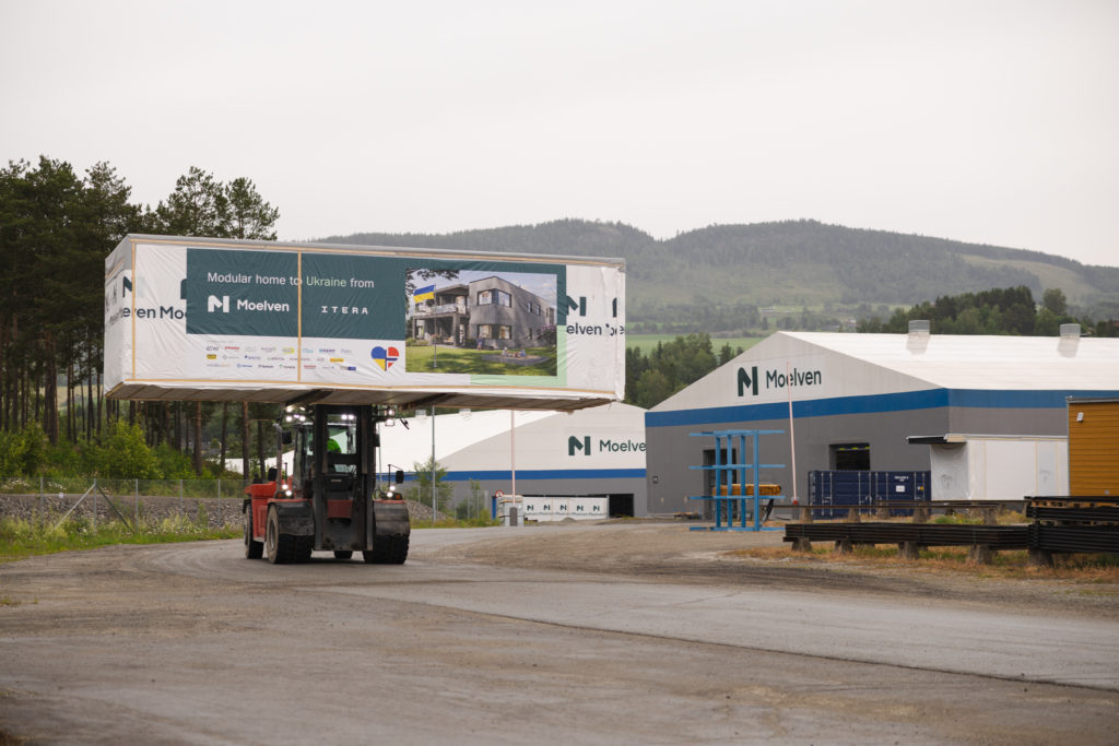 En-av-atte-moduler-som-skal-til-Ukraina.-Foto-Moelven-1024x683